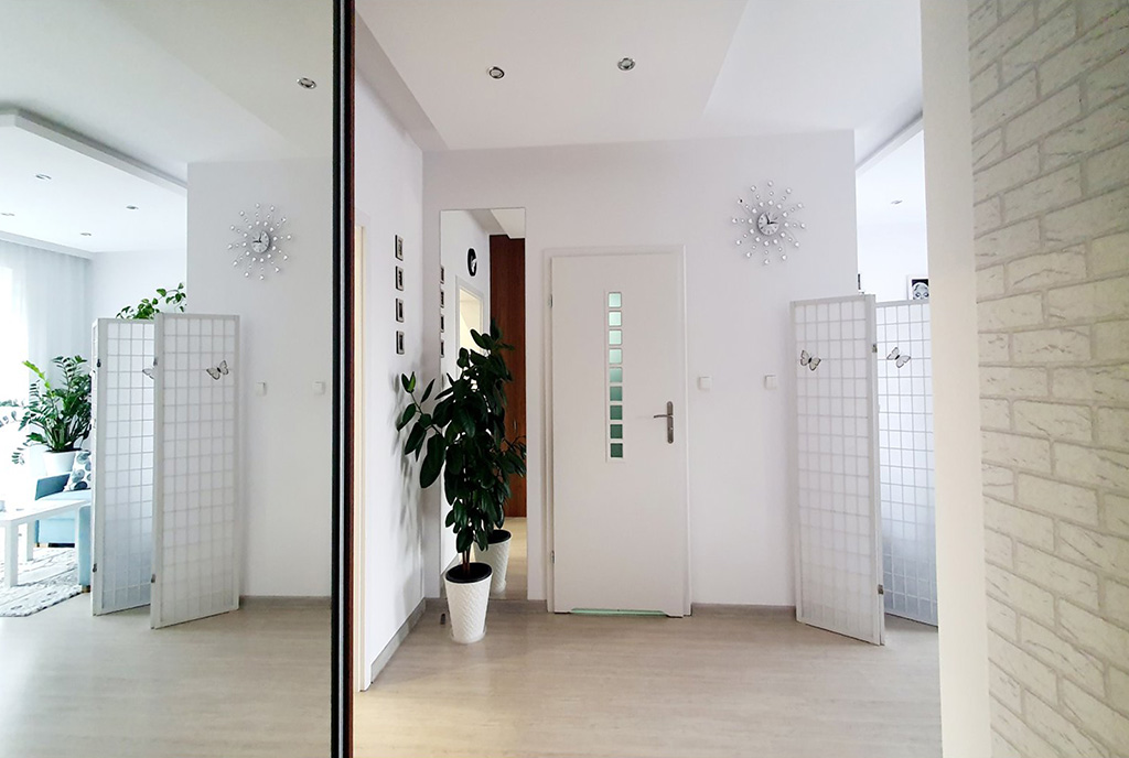 funkcjonalny hol w ekskluzywnym apartamencie na sprzedaż Toruń (okolice)
