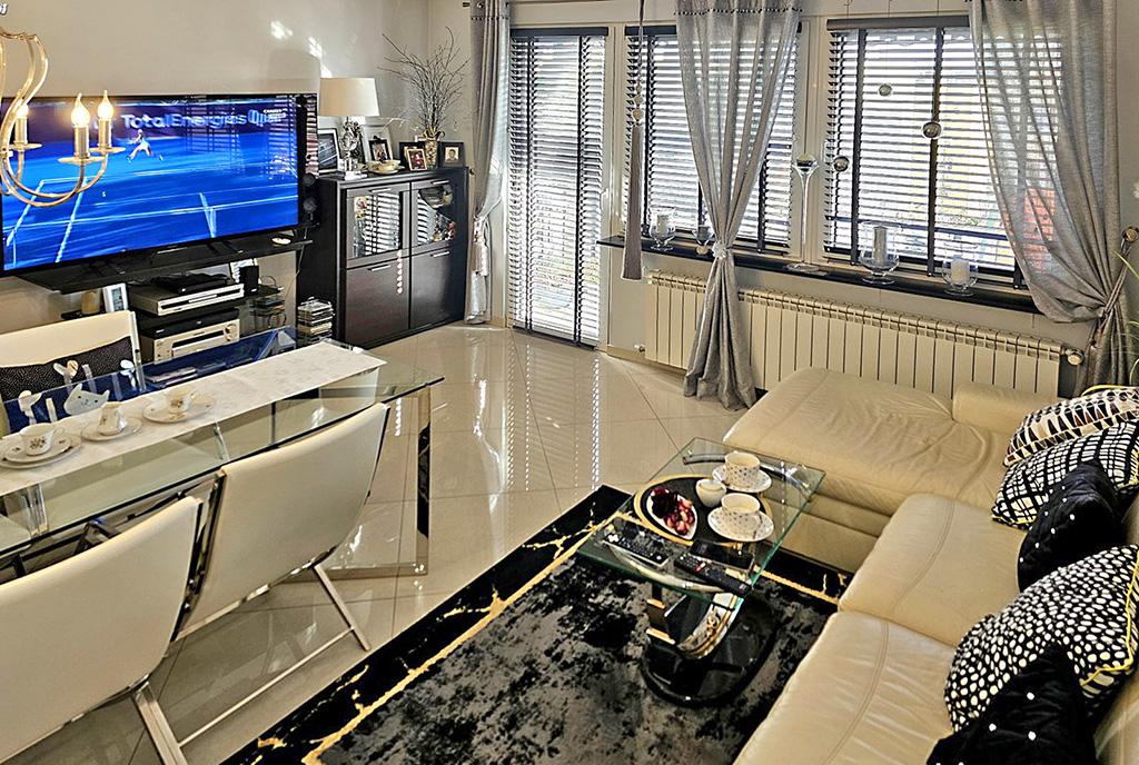 widok z góry na salon w ekskluzywnym apartamencie do sprzedaży Wałbrzych (okolice)