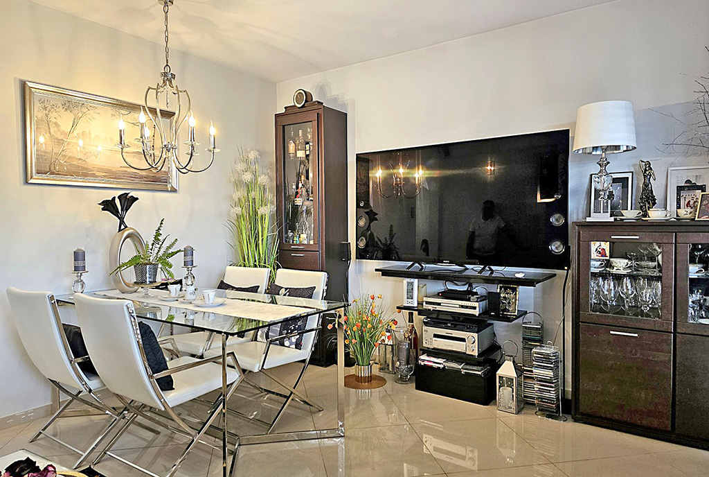 fragment pokoju dziennego w luksusowym apartamencie na sprzedaż Wałbrzych (okolice)