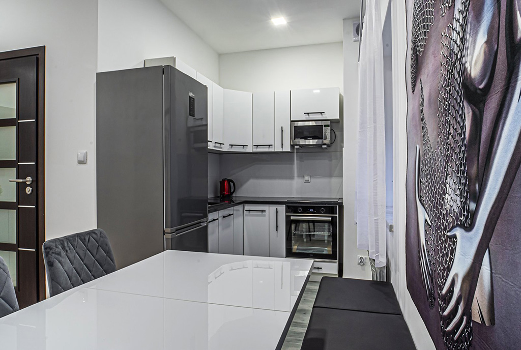 druga strona kuchni w ekskluzywnym apartamencie na wynajem Bolesławiec