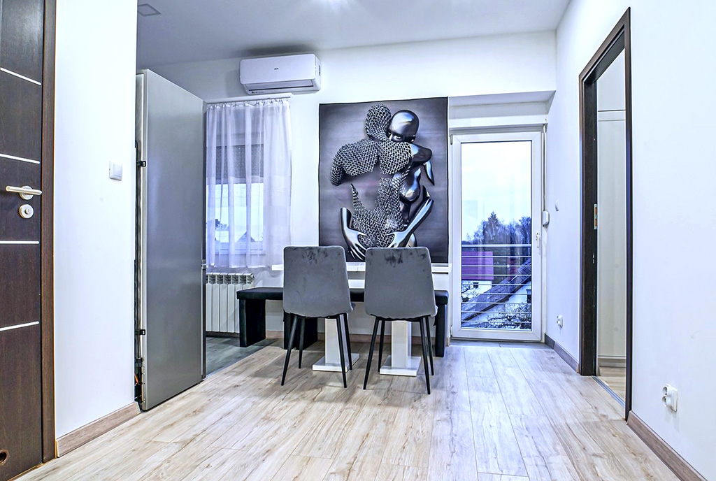 widok na jadalnię oraz salon w luksusowym apartamencie do wynajmu Bolesławiec