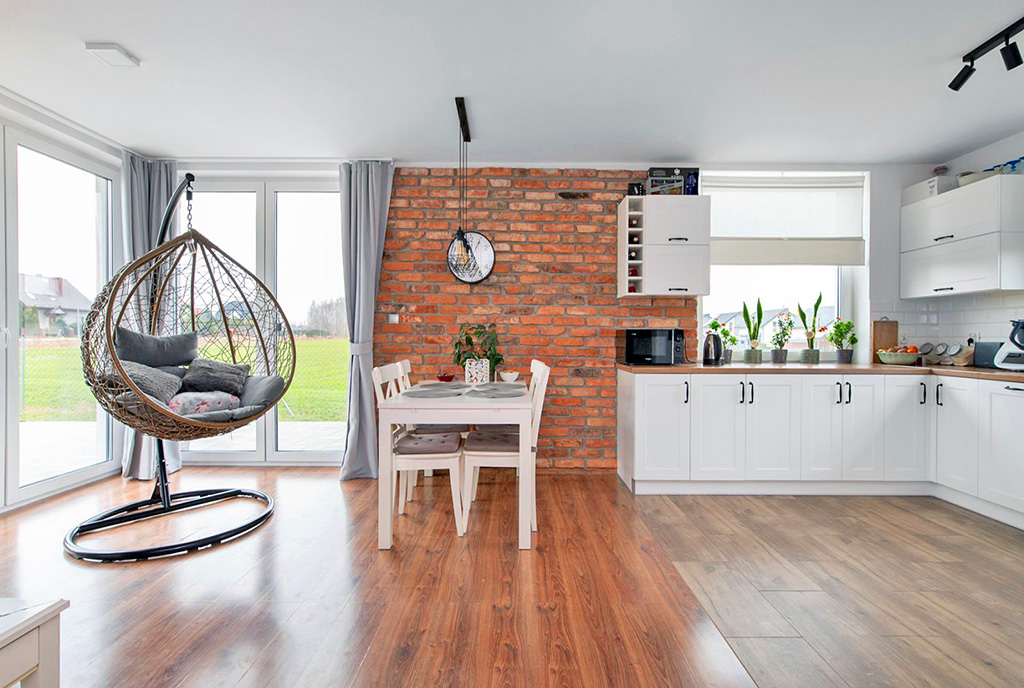 po lewej salon, po prawej kuchnia w luksusowej willi do sprzedaży Gdynia (okolice)