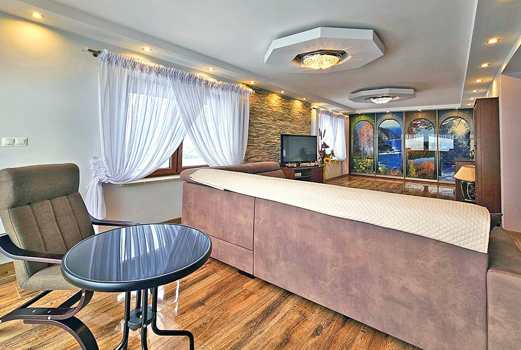 druga strona pokoju dziennego w luksusowej willi na sprzedaż Bielsko-Biała (okolice)