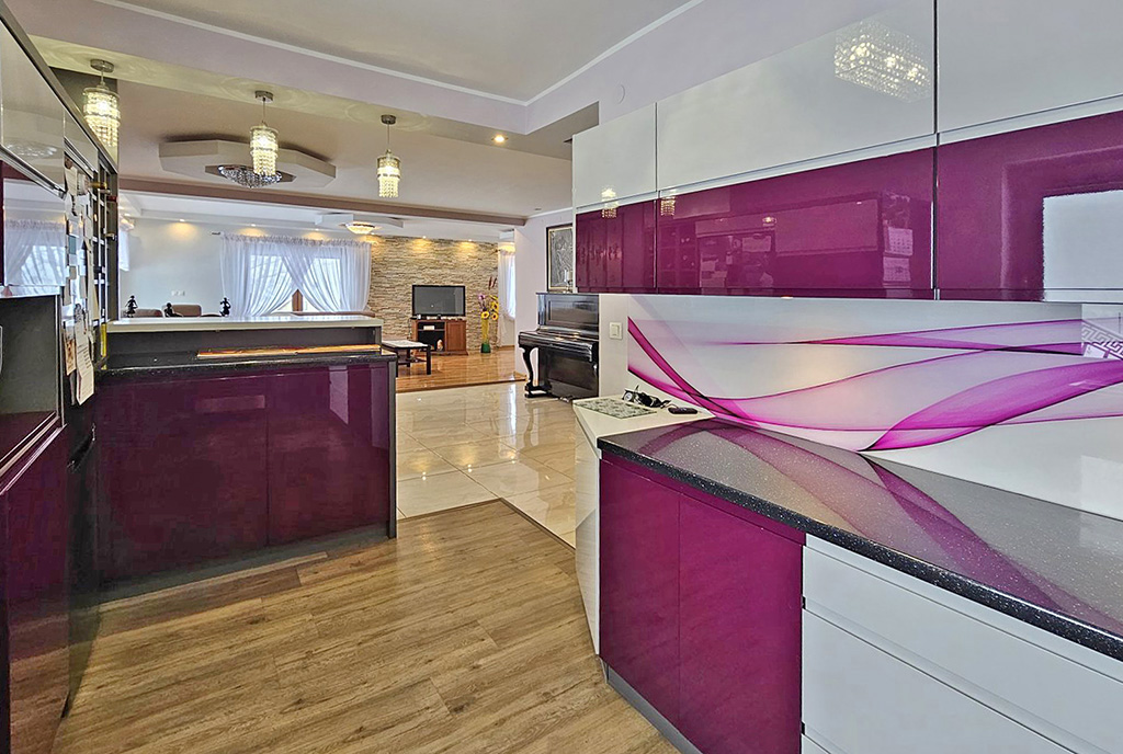 zaprojektowana zgodnie z najnowszymi trendami kuchnia w ekskluzywnej willi na sprzedaż Bielsko-Biała (okolice)