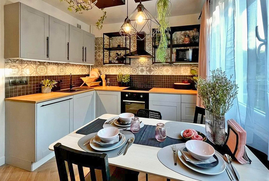 na pierwszym planie jadalnia w eleganckim salonie luksusowego apartamentu do sprzedaży Chełm