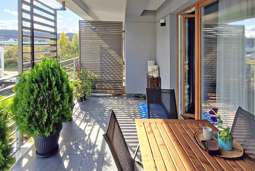 słoneczny taras przy ekskluzywnym apartamencie na sprzedaż Gdynia (okolice)