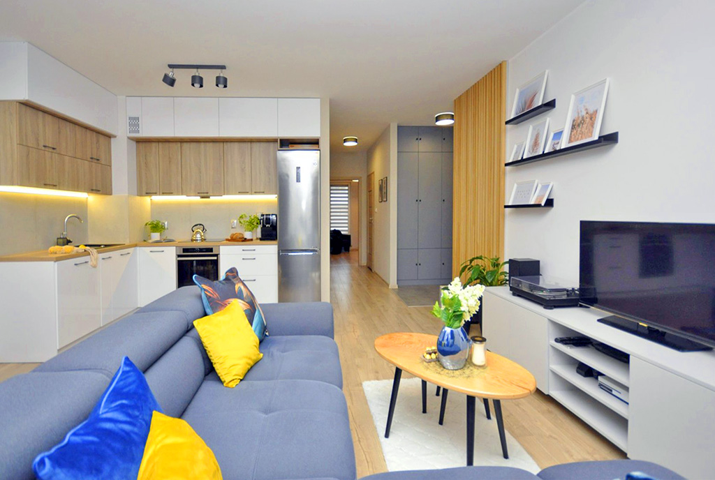 widok na pokój dzienny w luksusowym apartamencie na sprzedaż Gdynia (okolice)