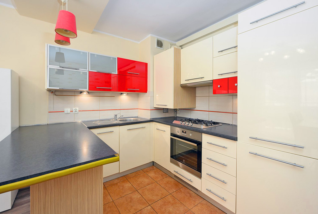 odważna kolorystyka kuchni w luksusowym apartamencie na sprzedaż Gdynia