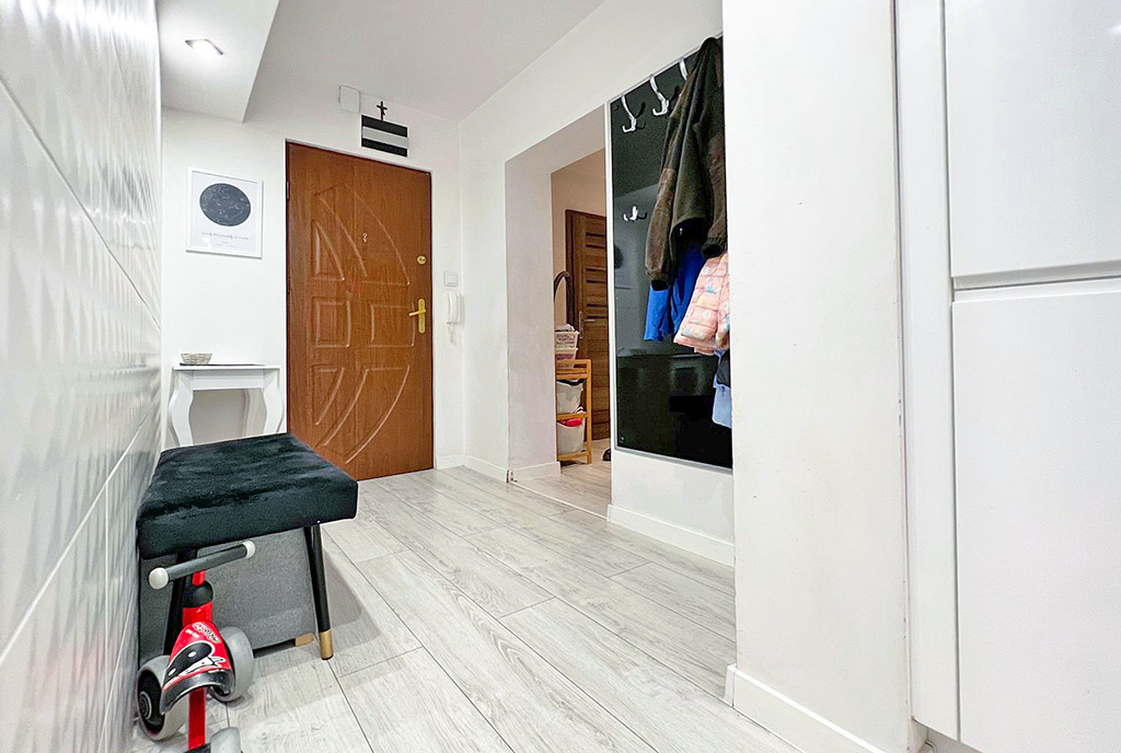 utrzymany w bieli korytarz w luksusowym apartamencie na sprzedaż Gorzów Wielkopolski