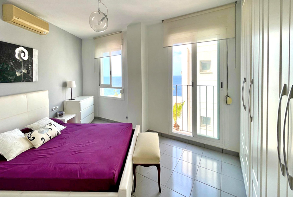 fragment sypialni w luksusowym apartamencie na sprzedaż Hiszpania (Benidorm)