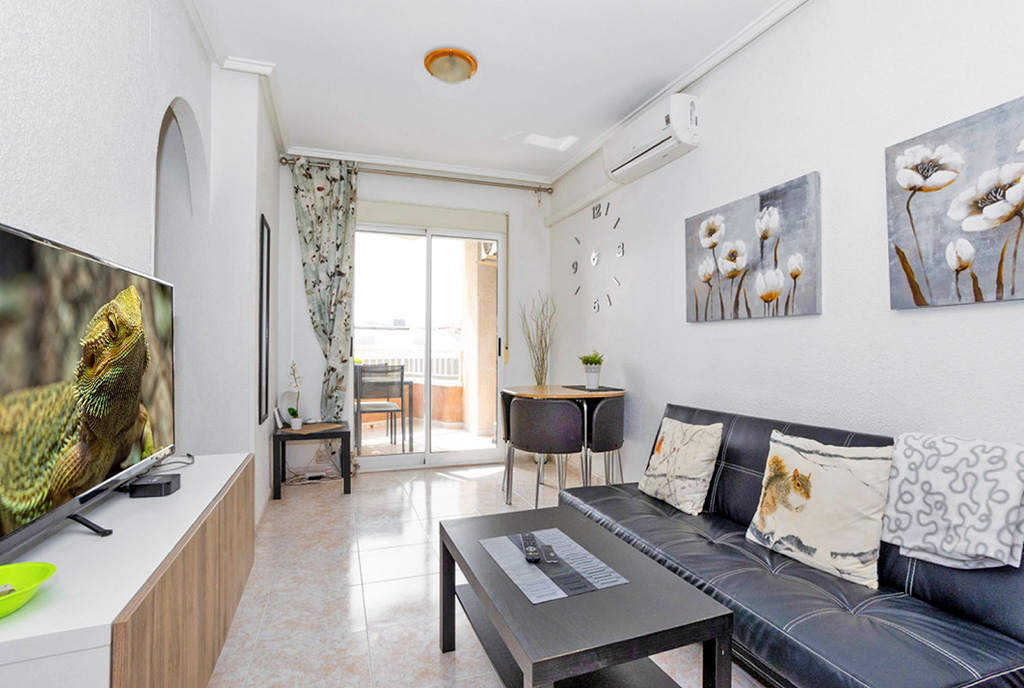 utrzymane w bieli wnętrze ekskluzywnego apartamentu do sprzedaży Hiszpania (Torrevieja)