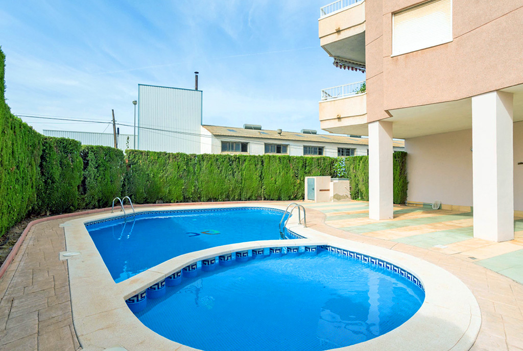 znajdujący się w częściach wspólnych basen przy luksusowym apartamencie do sprzedaży Hiszpania (Torrevieja)