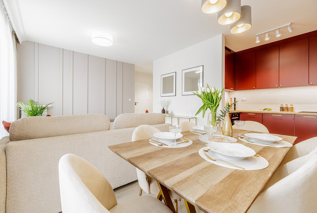 na pierwszym planie jadalnia w luksusowym apartamencie na sprzedaż Kalisz