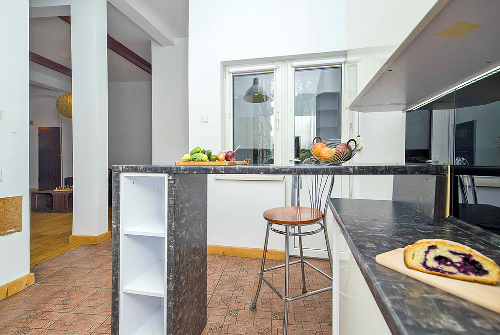 jadalnia na pierwszym planie w ekskluzywnym apartamencie na sprzedaż Katowice (okolice)