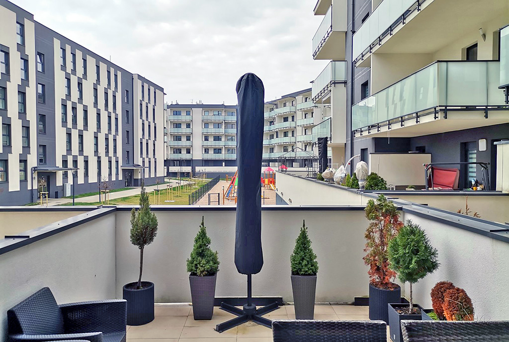 słoneczny balkon w ekskluzywnym apartamencie na sprzedaż Legnica (okolice)
