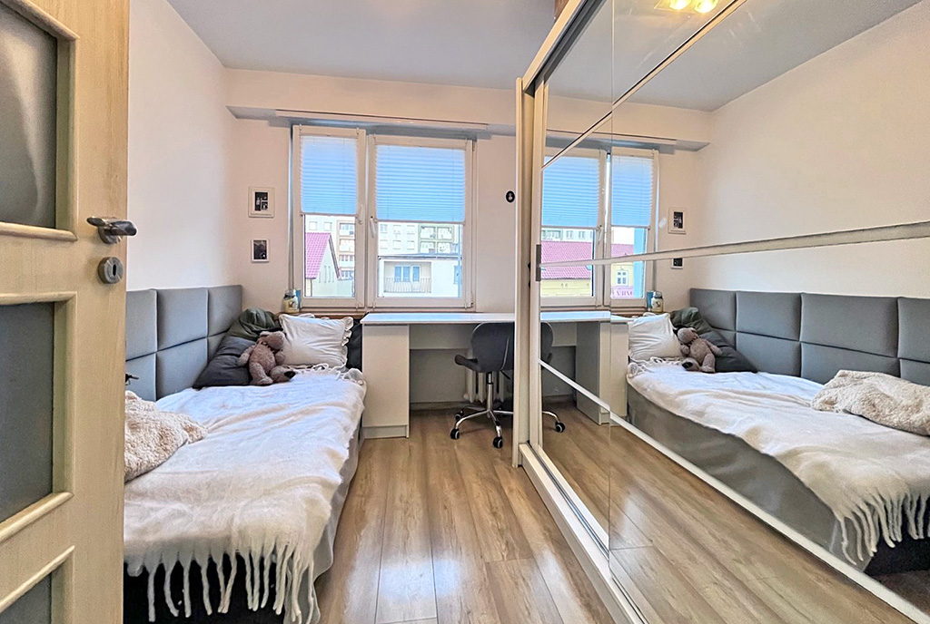 widok na jeden z pokoi w ekskluzywnym apartamencie na sprzedaż Mazury