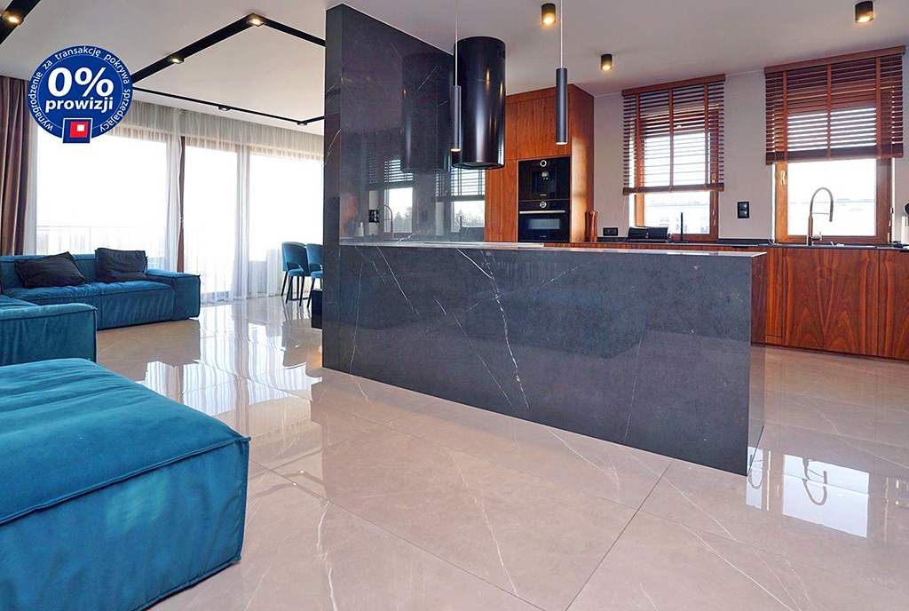 na pierwszym planie aneks kuchenny w luksusowym apartamencie na sprzedaż Piotrków Trybunalski