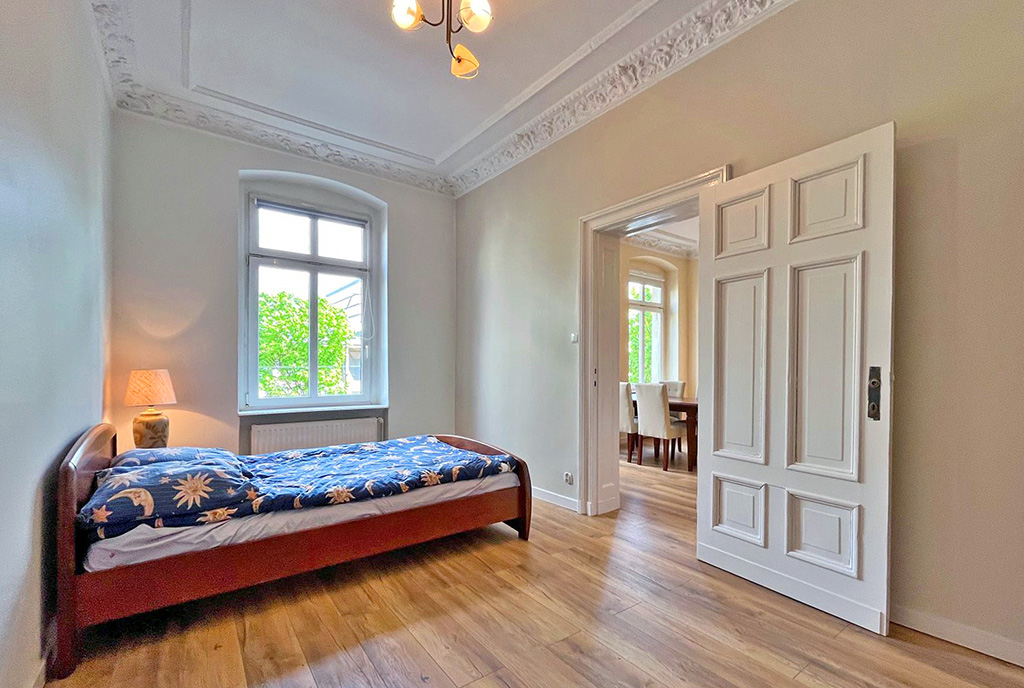 elegancka sypialnia w luksusowym apartamencie do sprzedaży Szczecin