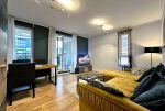 wytworny salon w ekskluzywnym apartamencie na sprzedaż Wrocław (okolice)