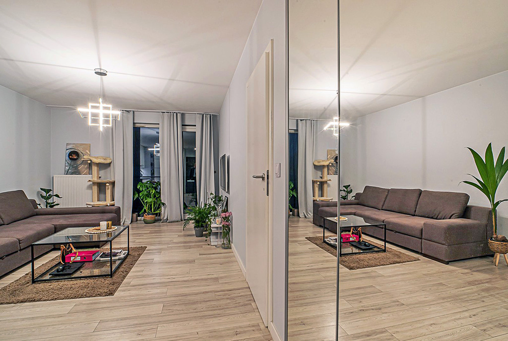 powiększające optycznie wnętrze lustro w ekskluzywnym apartamencie na wynajem Bolesławiec