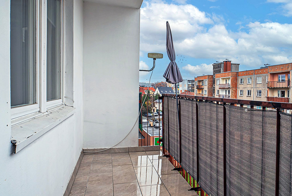 widok na balkon przy ekskluzywnym apartamencie na wynajem Bolesławiec