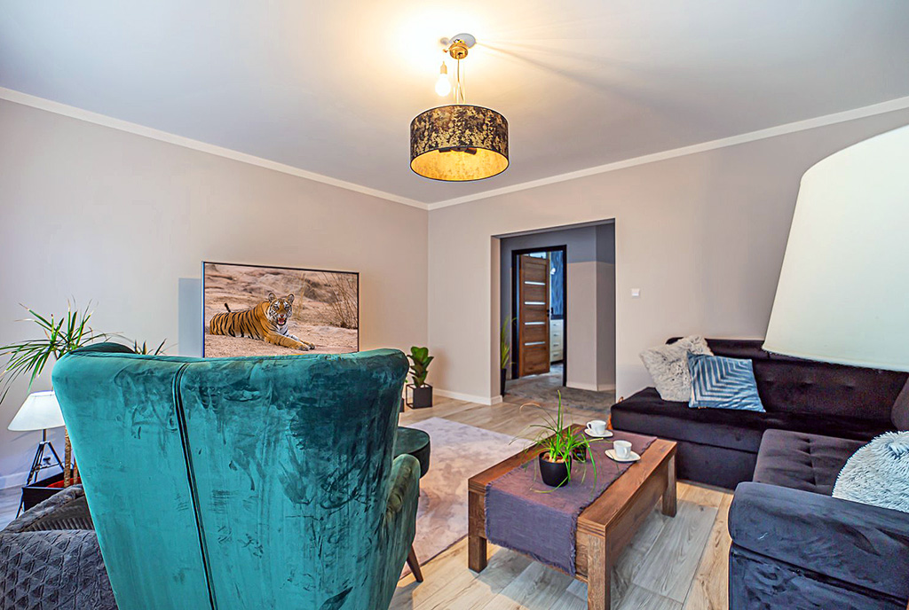 przeciwległa ściana pokoju dziennego w luksusowym apartamencie do wynajmu Bolesławiec