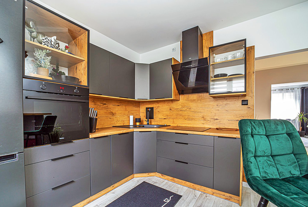 designerska kuchnia w ekskluzywnym apartamencie na wynajem Bolesławiec