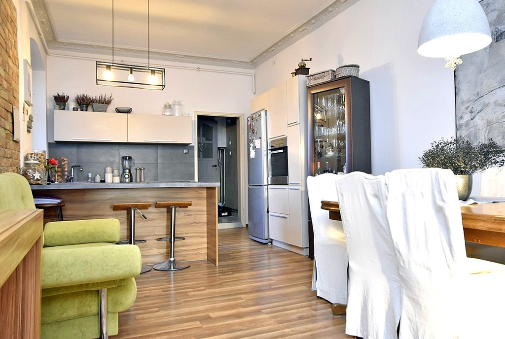 widok z salonu na kuchnię w luksusowym apartamencie do wynajmu Inowrocław