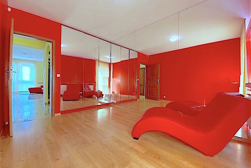 utrzymany w czerwieni salon luksusowego apartamentu do wynajmu Szczecin
