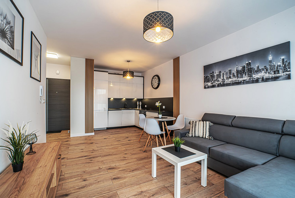 rzut z salonu na aneks kuchenny w luksusowym apartamencie do wynajmu Bolesławiec