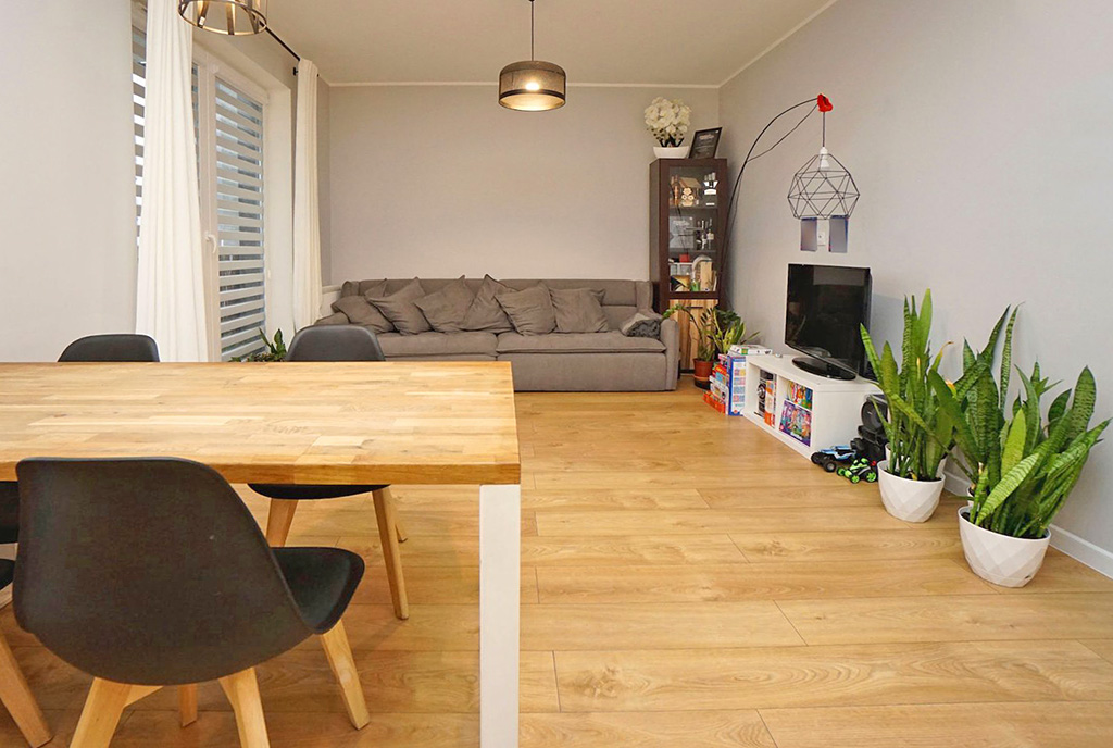 widok z jadalni na salon w luksusowym apartamencie do wynajmu Konin