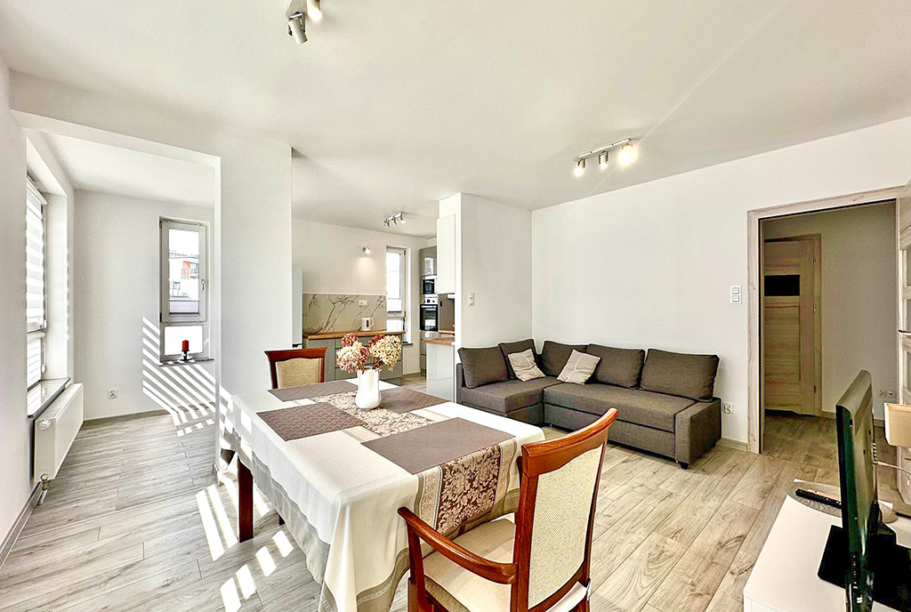 zaaranżowane w bieli wnętrze ekskluzywnego apartamentu do wynajęcia Wrocław (okolice)