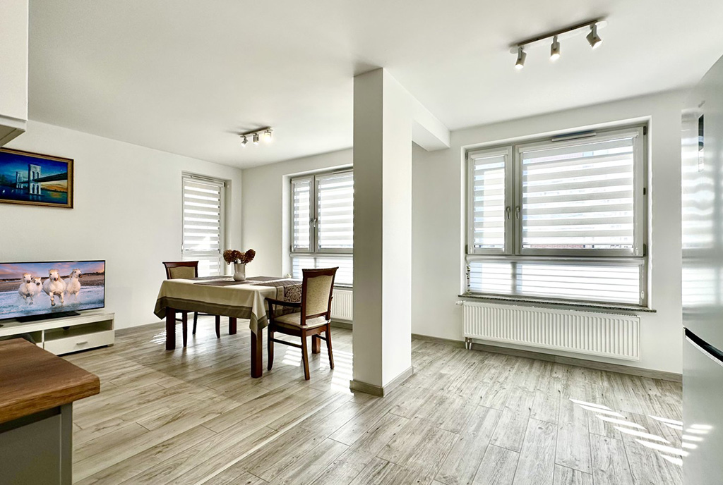 widok na jadalnię w luksusowym apartamencie do wynajmu Wrocław (okolice)