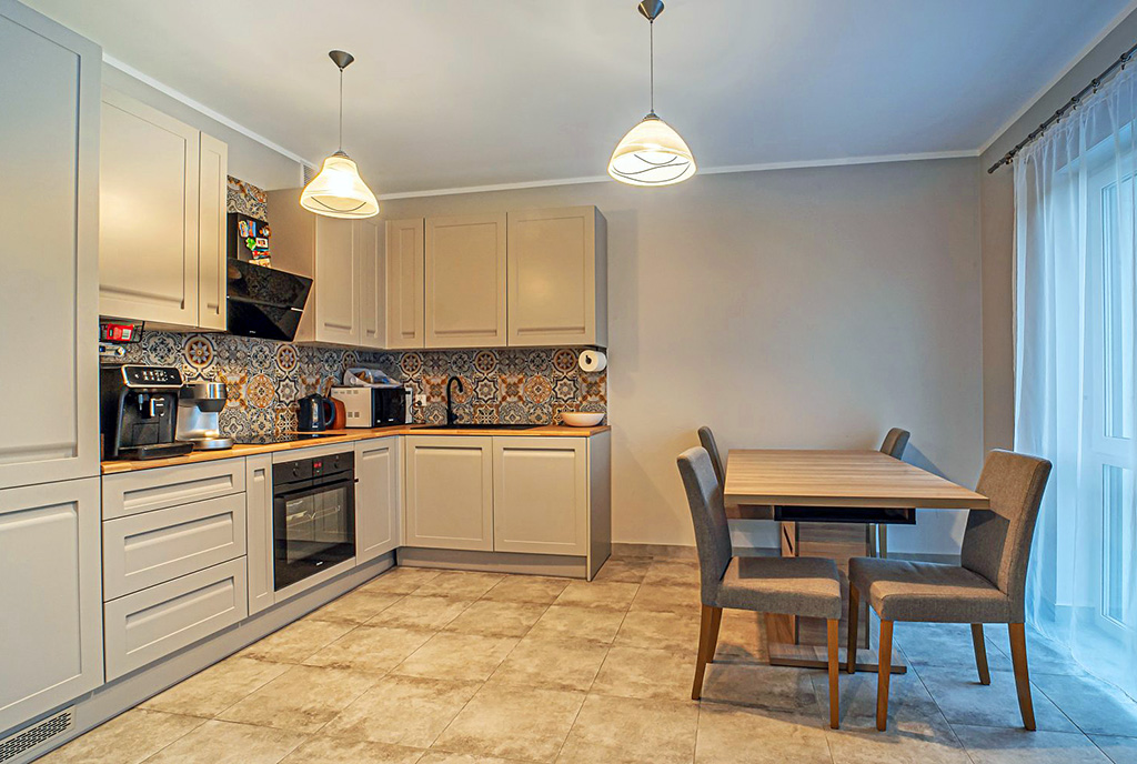 zbliżenie na aneks kuchenny w luksusowym apartamencie na sprzedaż Bolesławiec