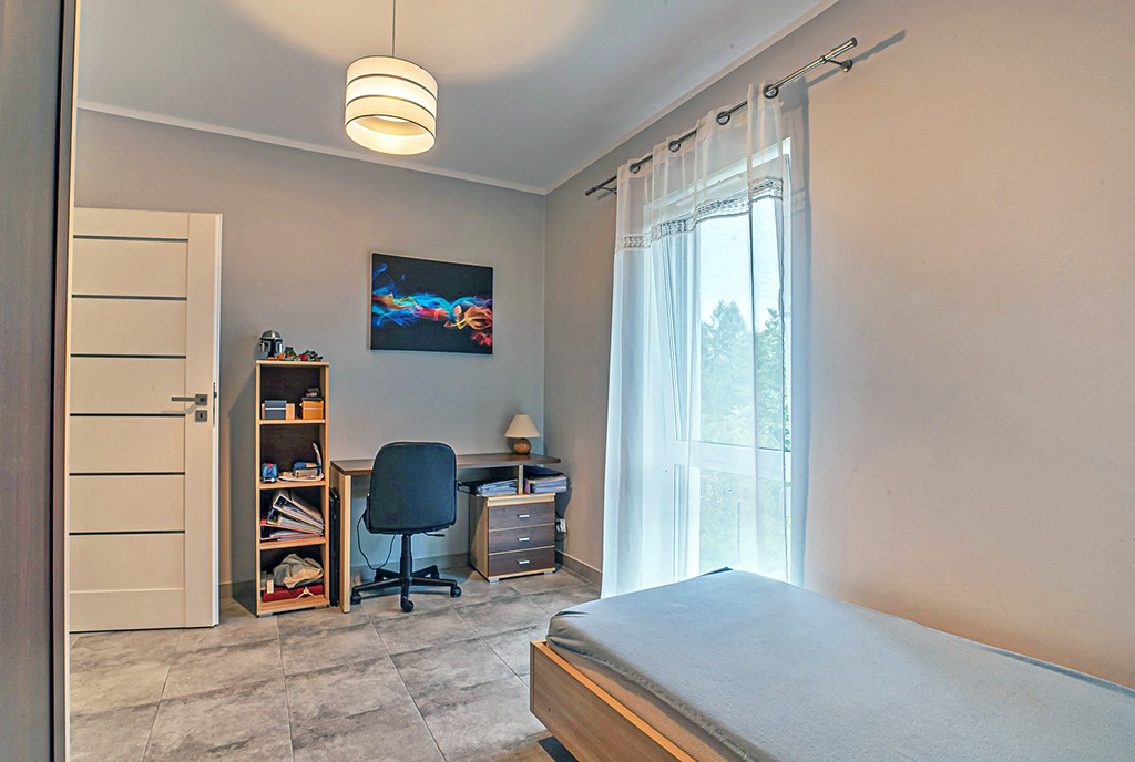 jedno z pomieszczeń w ekskluzywnym apartamencie na sprzedaż Bolesławiec