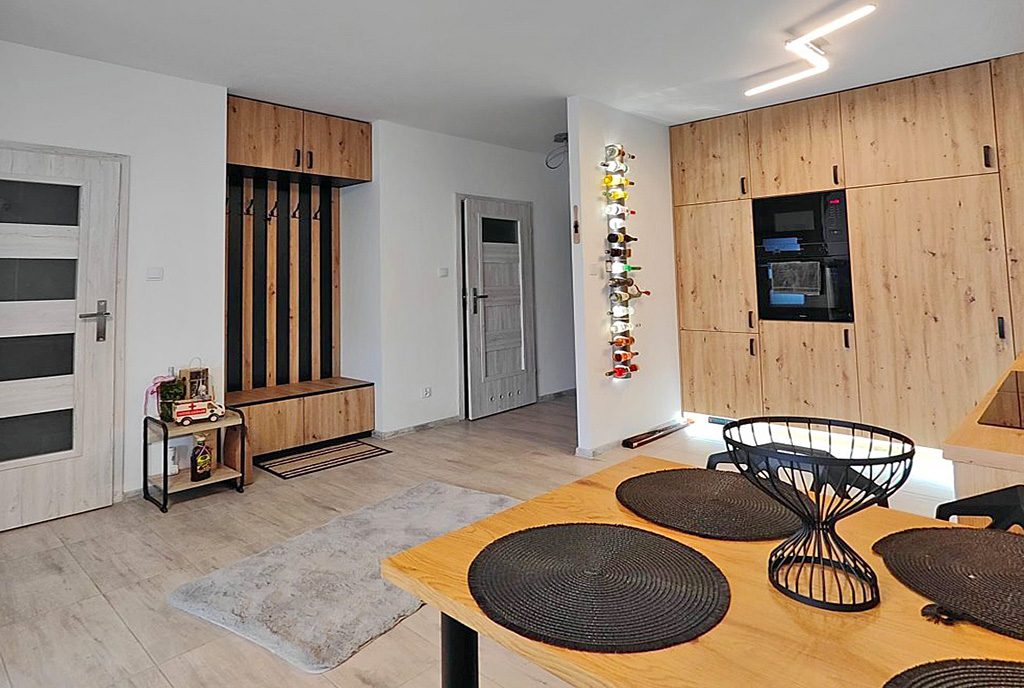 na pierwszym planie jadalnia w luksusowym apartamencie na sprzedaż Ełk