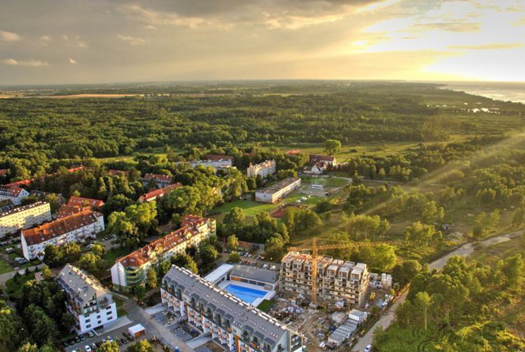 widok z lotu ptaka na budynek, gdzie znajduje się ekskluzywny apartament na sprzedaż Kołobrzeg