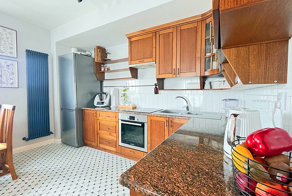 rustykalna kuchnia w luksusowym apartamencie na sprzedaż Mazury