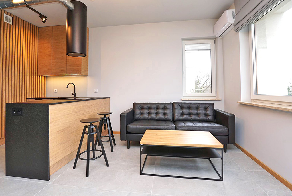 po lewej kuchnia, po prawej salon w ekskluzywnym apartamencie n wynajem Piotrków Trybunalski