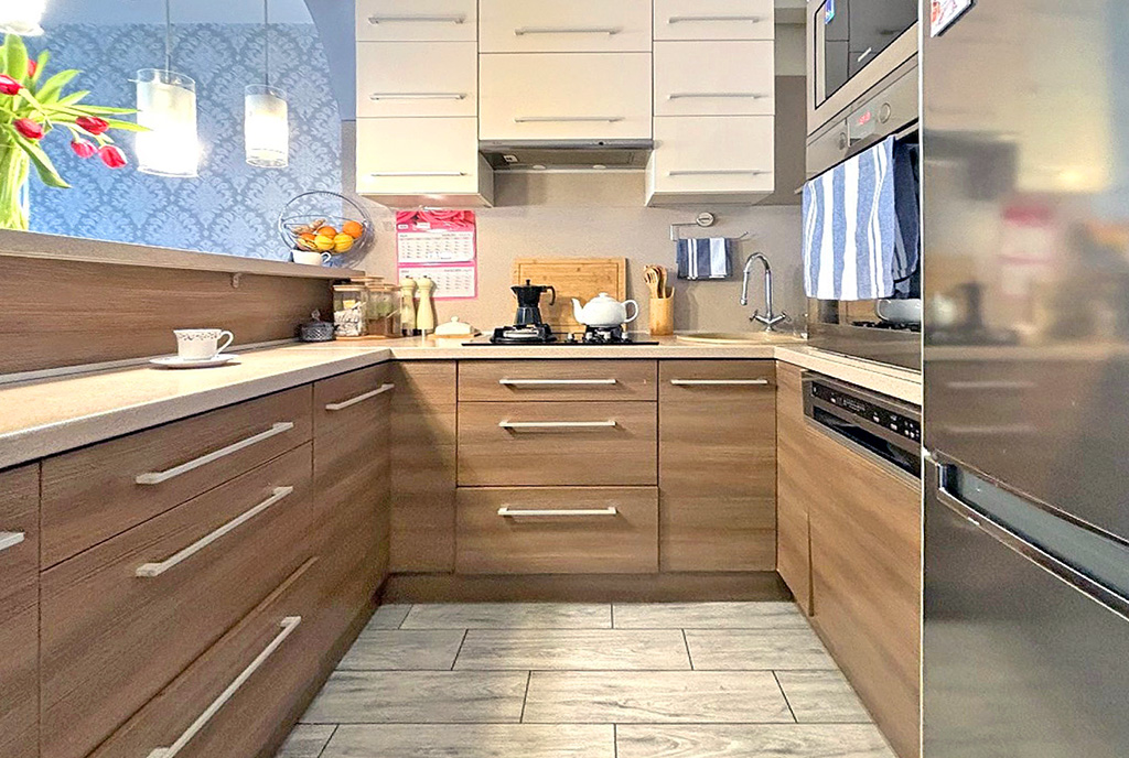 fragment kuchni w ekskluzywnym apartamencie na sprzedaż Toruń (okolice)
