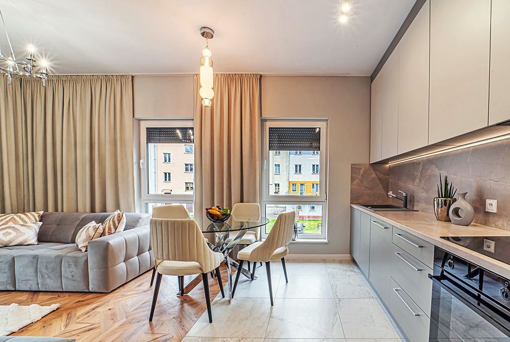 po prawej aneks kuchenny, po lewej salon w luksusowym apartamencie do wynajmu Bolesławiec