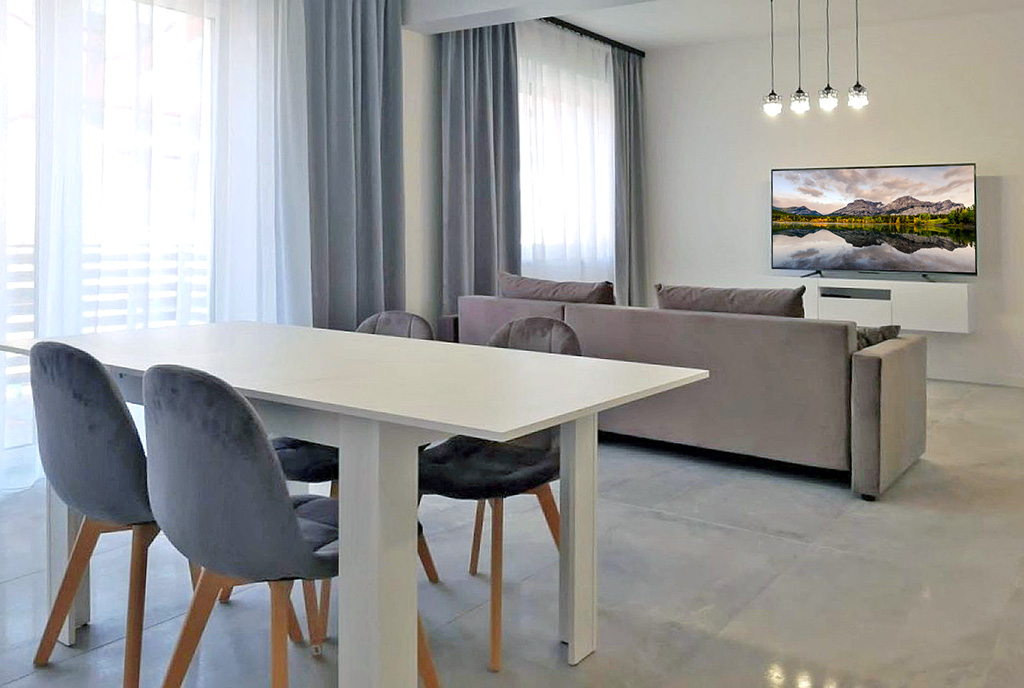 na pierwszym planie jadalnia w luksusowym apartamencie do wynajmu Legnica (okolice)
