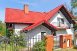 frontowa elewacja ekskluzywnej willi na sprzedaż Mazury