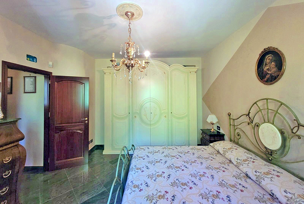 zaciszna sypialnia w ekskluzywnej willi na sprzedaż Włochy (Palermo)