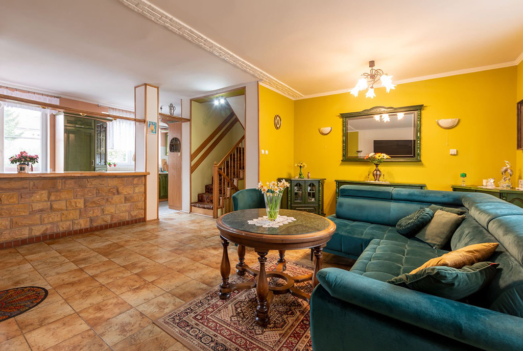 kameralny pokój dzienny w luksusowej willi na sprzedaż Elbląg