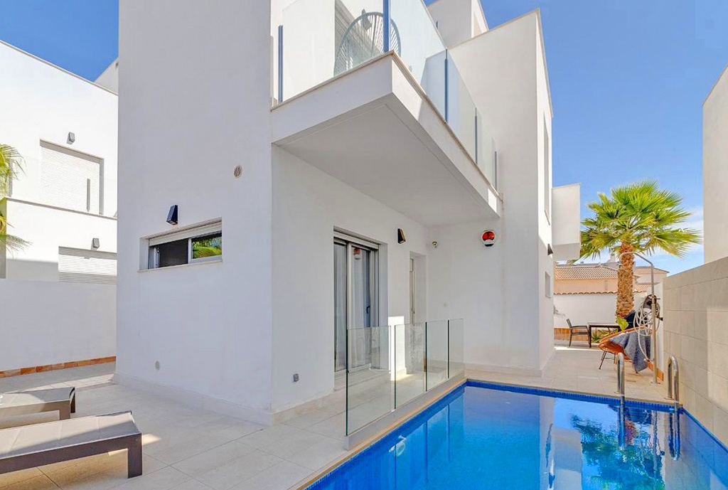 przepiękny basen przed ekskluzywną willą do sprzedaży Hiszpania (Torrevieja)
