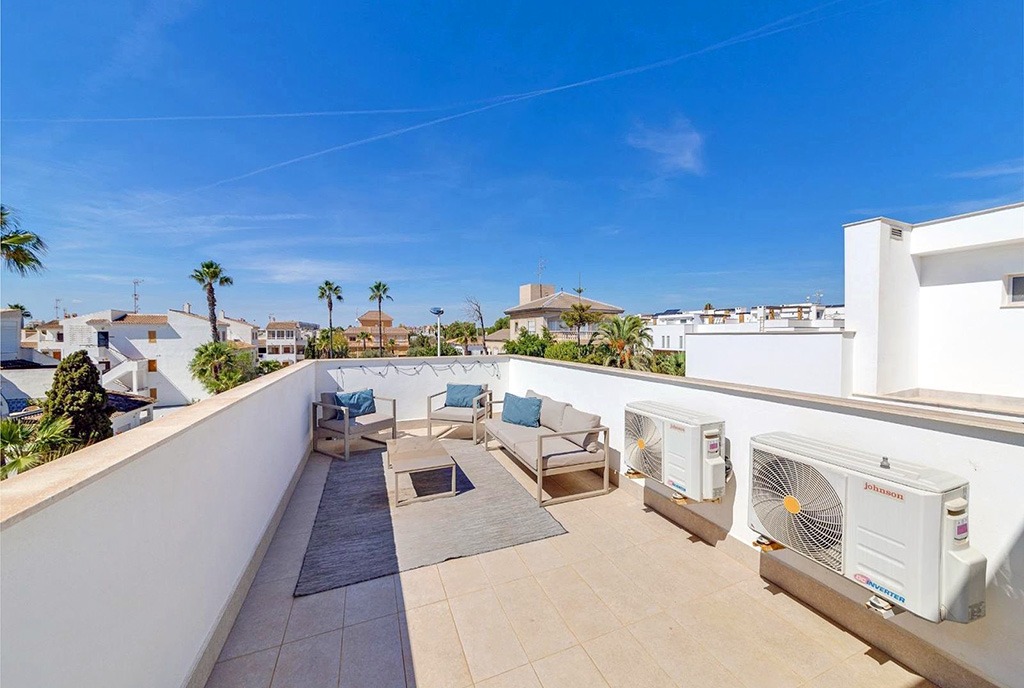 imponujący taras przy luksusowej willi na sprzedaż Hiszpania (Torrevieja)
