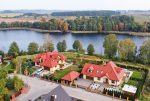 widok z lotu ptaka na ekskluzywną willę na sprzedaż Mazury