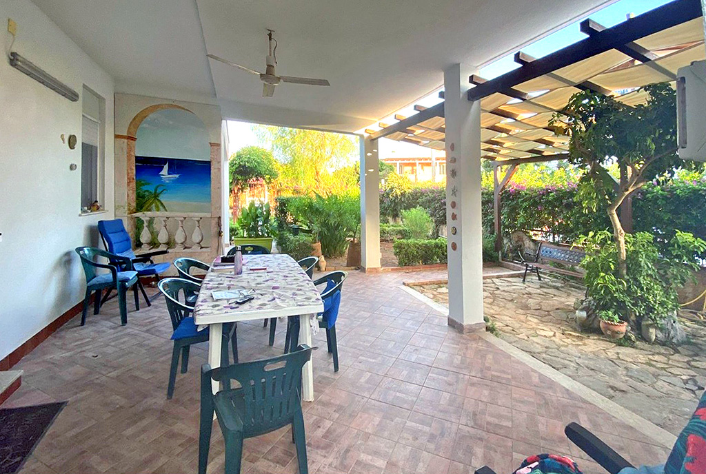 zadaszony taras przy ekskluzywnej willi na sprzedaż Włochy (Palermo)