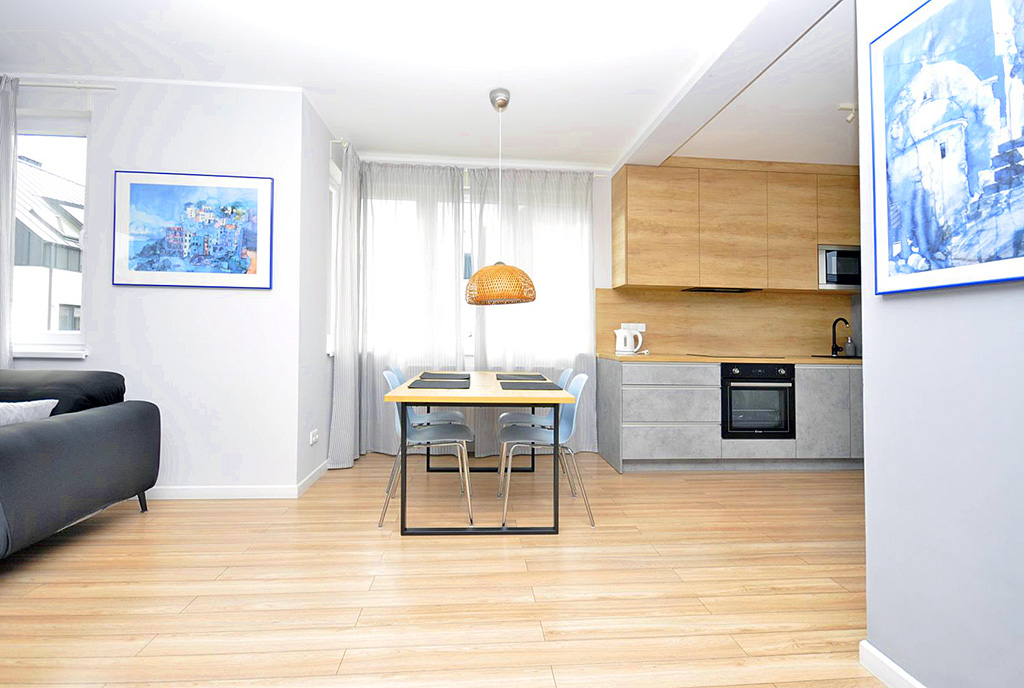 widok na kuchnię w luksusowej willi do wynajmu Gdynia (okolice)